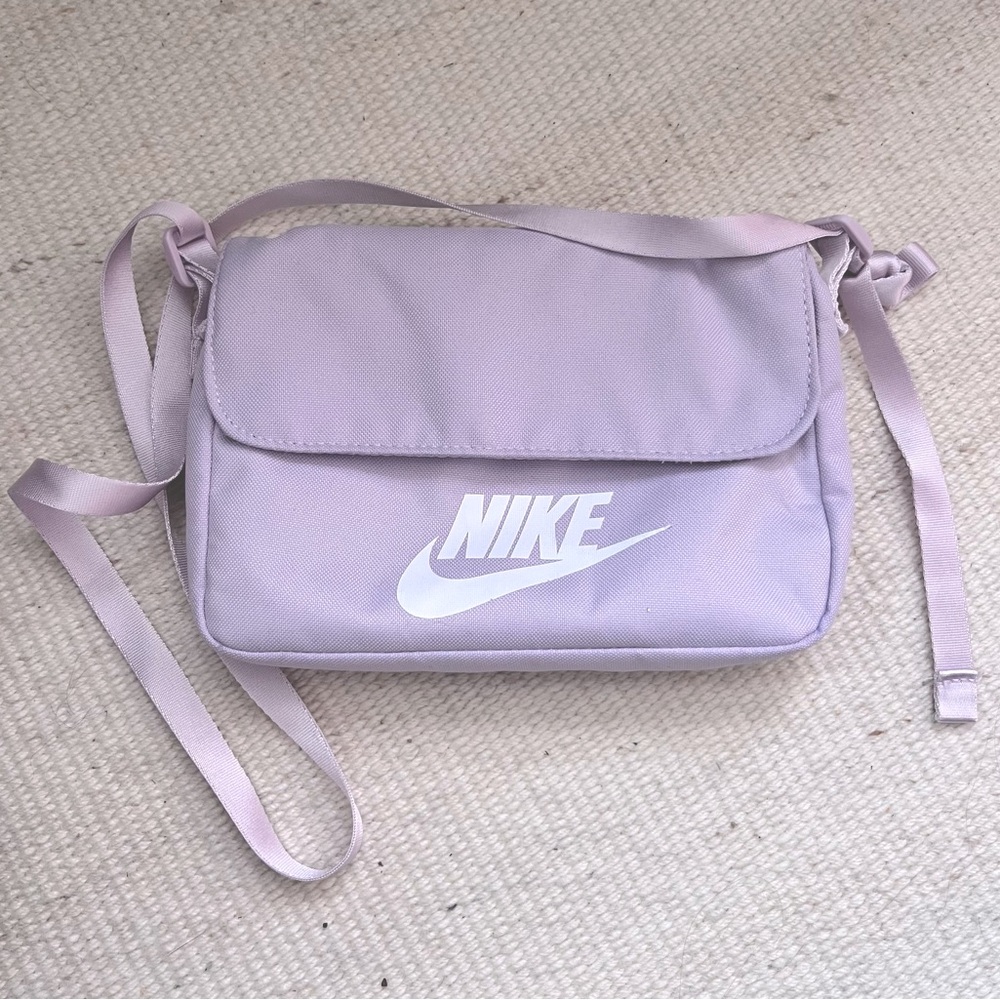 Nike Sportswear women’s Futura 365 Crossbody Bag (3L) in Violet / Lavender